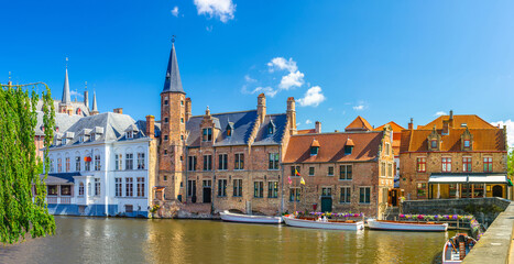 Obraz premium Bruges cityscape, De groote Hollander Huidevettershuis in Brugge old town city centre on Rosary Quay Rozenhoedkaai, Dijver water canal of Reie river, West Flanders province, Flemish Region, Belgium
