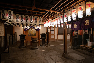 Fototapeta premium Lantern-Lit Courtyard in Hozenji Yokocho, Osaka, Japan