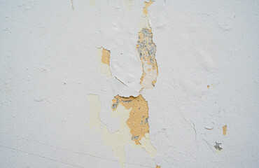 Textura de pared blanca envejecida con pintura descascarada y yeso expuesto, fondo de construcción y deterioro © Manuela