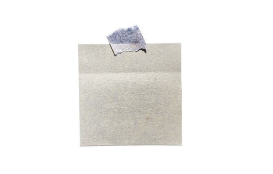 Nota adhesiva de papel beige con cinta adhesiva sobre fondo negro, aislada para mensajes y dise&ntilde;o gr&aacute;fico