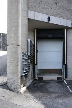 Porte de garage &agrave; tablier roulant pour le d&eacute;chargement &agrave; l'int&eacute;rieur d'un b&acirc;timent.