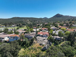 Obraz premium Aerial view of Ramona neighborhood with mountain, valley and San Vicente Golf Course, in California, USA