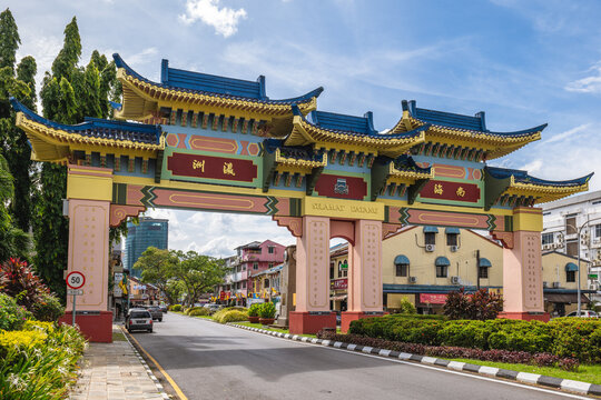 September 7, 2023: Welcome gate of Kuching Chinatown with Great Cat at Jalan Padungan, Kuching, Sarawak, Malaysia. Jalan Padungan is lined with Chinese shophouses, mostly built in the 1920s and 30s.
