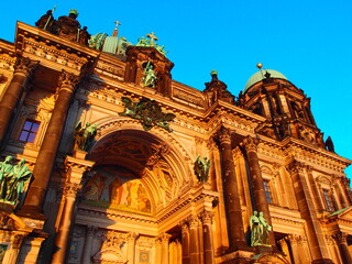 Obraz premium Golden sunset light illuminating majestic facade of Berlin Cathedral