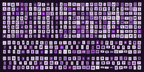 Fototapeta premium Alfabeto e numeri stile ritaglio di giornale viola, set di caratteri tipografici per design creativo, collage di lettere e simboli
