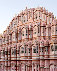 Obraz premium Ornate Pink Palace Facade in Jaipur, India Showcasing Historical Architecture and Detailed Design Elements