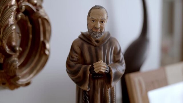 Saint Padre Pio statuette