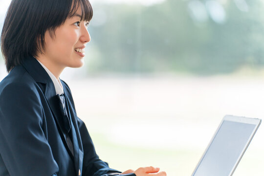 タブレット,パソコンのデジタル端末で授業を受ける小学生,中学生,高校生（ICT教育,eラーニング）