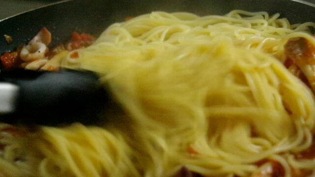イカとえリングのパスタ　パスタ作り