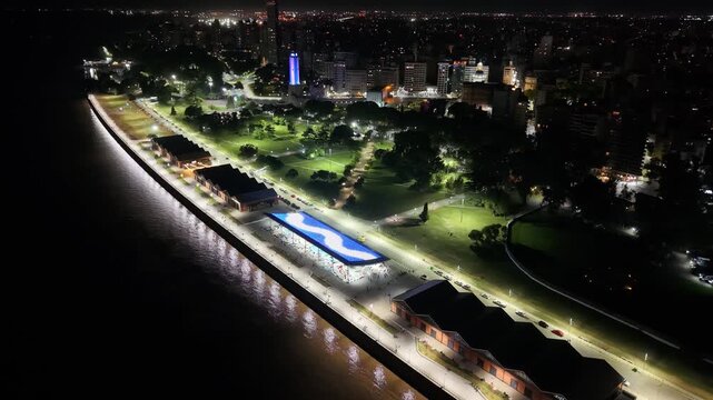 Vista nocturna de la Costanera, r&iacute;o Paran&aacute;, Monumento Hist&oacute;rico Nacional a la Bandera y ciudad de Rosario iluminada. Skyline urbano, Santa Fe, Argentina. Turismo, arquitectura, patrimonio, viaje, luce