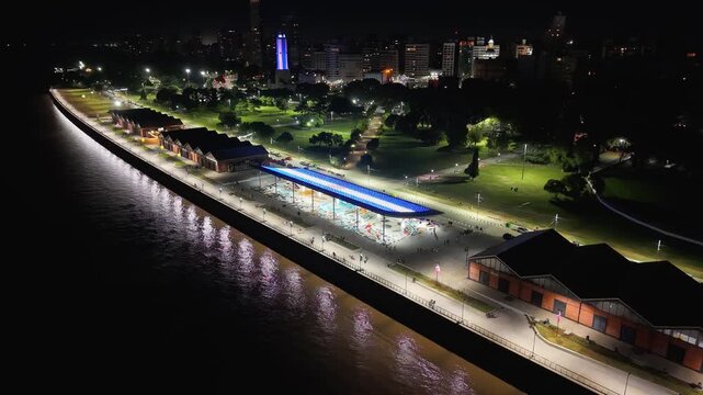 Vista nocturna de la Costanera, r&iacute;o Paran&aacute;, Monumento Hist&oacute;rico Nacional a la Bandera y ciudad de Rosario iluminada. Skyline urbano, Santa Fe, Argentina. Turismo, arquitectura, patrimonio, viaje, luce
