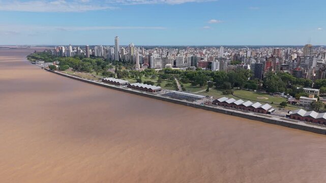 Vista a&eacute;rea de la Costanera y ciudad de Rosario con el r&iacute;o Paran&aacute; de d&iacute;a. Skyline urbano, Santa Fe, Argentina. Dron, turismo, arquitectura, paisaje, viaje, waterfront, ciudad, naturaleza.