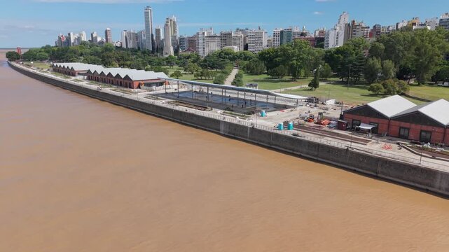 Vista a&eacute;rea de la Costanera y ciudad de Rosario con el r&iacute;o Paran&aacute; de d&iacute;a. Skyline urbano, Santa Fe, Argentina. Dron, turismo, arquitectura, paisaje, viaje, waterfront, ciudad, naturaleza.