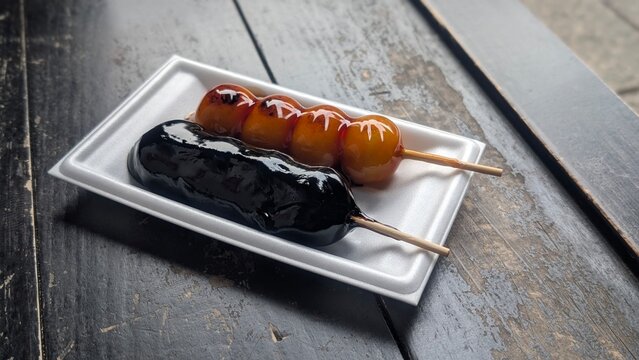 みたらし団子と黒糖餡団子 お花見の和菓子