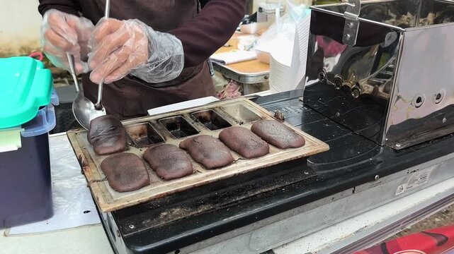 Kue balok or cake beams are cakes originating from Indonesia, the delicious chocolate flavor and the melting center melts when eaten