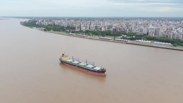 Barco mercante navegando por el r&iacute;o Paran&aacute; en la Hidrov&iacute;a Paran&aacute;&ndash;Paraguay frente a Rosario. Santa Fe, Argentina. Comercio internacional, exportaci&oacute;n, importaci&oacute;n, industria, granos, log&iacute;stica, transpo
