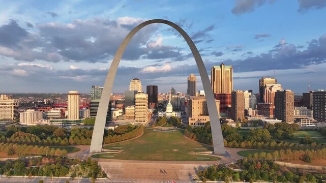 aerial view of the city skyline of the Gateway Arch National Park in St. Louis, Missouri, USA