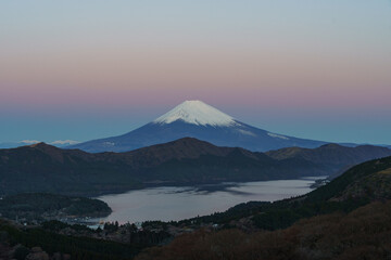 Fototapeta premium Stunning Belt of Venus and twilight sky over Mount Fuji and Lake Ashi, close-up view from Daikanzan in December, Hakone, Japan.