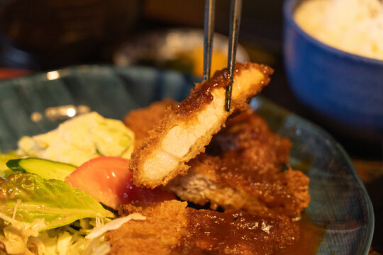 サクサク衣のとんかつ定食と揚げたて豚カツのクローズアップ