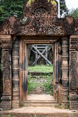 Naklejka premium Decorated sandstone doorway at Banteay Srei
