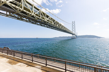 初夏の青空が広がる明石海峡大橋 © walkingcow3039