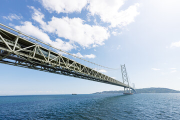 初夏の青空が広がる明石海峡大橋 © walkingcow3039