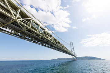 初夏の青空が広がる明石海峡大橋 © walkingcow3039