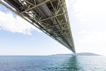 初夏の青空が広がる明石海峡大橋 © walkingcow3039