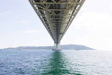 初夏の青空が広がる明石海峡大橋 © walkingcow3039
