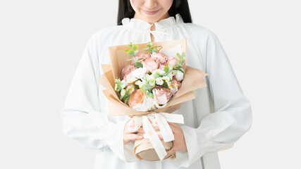 花束を持つ女性, Woman Holding a Bouquet of Flowers
