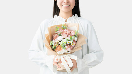 花束を持つ女性, Woman Holding a Bouquet of Flowers