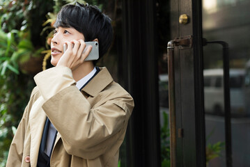 出張先で電話する20代男性ビジネスマン © One