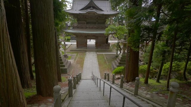 山形 善寳寺 参道の石段と山門