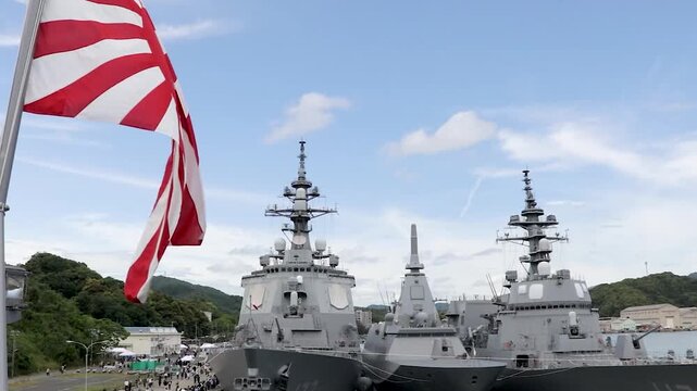 護衛艦隊にはためく旭日旗