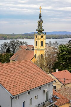 zemun, serbien - blick mit kirchturm auf die save und donau