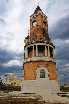 zemun, serbien - millenium tower und kirche heiliger gro&szlig;m&auml;rtyrer dimitri im hintergrund