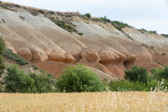 Paisaje erosionado con las c&aacute;rcavas caracter&iacute;sticas del Valle de las Navas en la conocida como la &laquo;Arizona burgalesa&raquo;, cerca de Tobes, Burgos.
