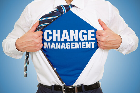Gesch&auml;ftsmann &ouml;ffnet Hemd mit Schriftzug &bdquo;Change Management&ldquo; darunter als Konzept f&uuml;r erfolgreiches Ver&auml;nderungsmanagement