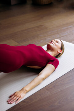 Woman performing a plank exercise on a yoga mat, strengthening her core muscles and maintaining a healthy fitness lifestyle