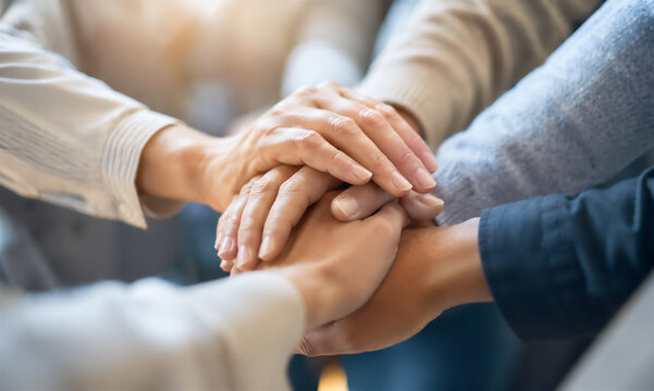 手を重ねて支え合う人々　信頼と協力を象徴するイメージ