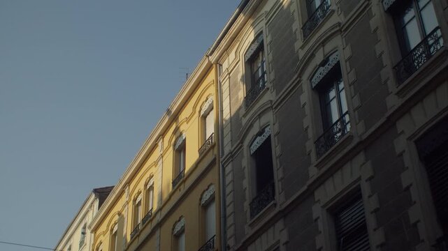 Fa&ccedil;ade d'immeuble ancien - rue