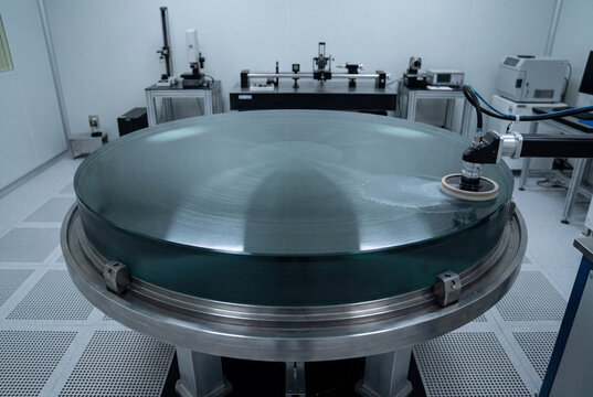 Silicon wafer polishing process in semiconductor laboratory