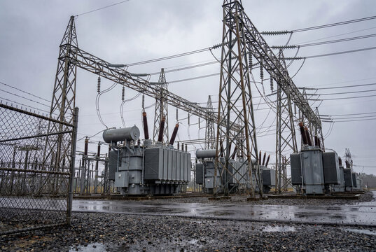 Electrical substation supporting high voltage power transmission