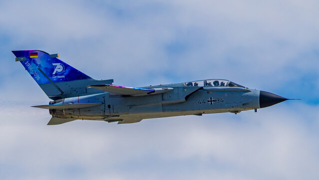 Ein Panavia Tornado der Deutschen Luftwaffe (Kennung 44+34) im Flug. Das Seitenleitwerk tr&auml;gt eine Jubilaeumsbemalung zum 70-jaehrigen Bestehen der Luftwaffe (1956-2026) 