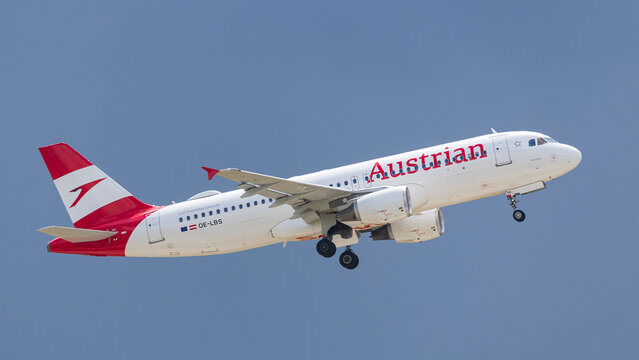 Ein Airbus A319 der Austrian Airlines (Lufthansa Group) steigt nach dem Abflug in den wolkenlosen Himmel. Die Maschine tr&auml;gt die Kennung OE-LBS.