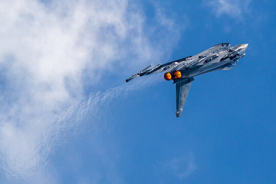 Ein Eurofighter Typhoon zieht mit gez&uuml;ndetem Nachbrenner steil durch den blauen Himmel. 