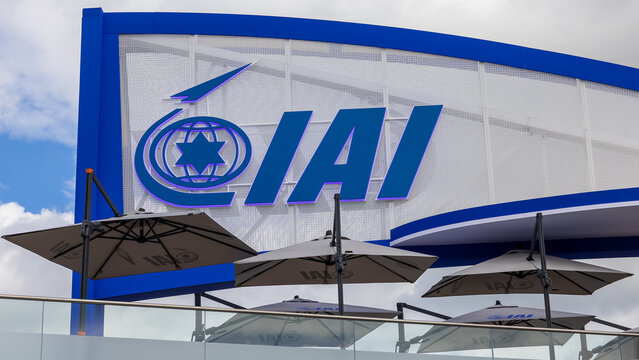 Messestand von Israel Aerospace Industries (IAI) auf der ILA Berlin. Das markante Firmenlogo mit Davidstern und Globus dominiert die blaue Aussenfassade des Ausstellungspavillons.