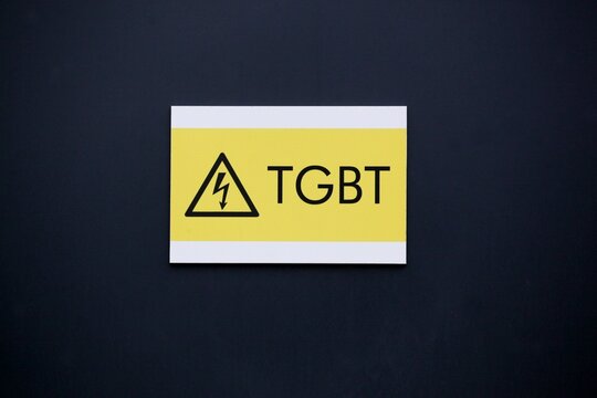 Signe TGBT tableau g&eacute;n&eacute;ral basse tension sur une porte