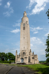Fototapeta premium Mächtiger Turm des Mémorial Interallié auf Cointe, Lüttich, Provinz Lüttich, Belgien