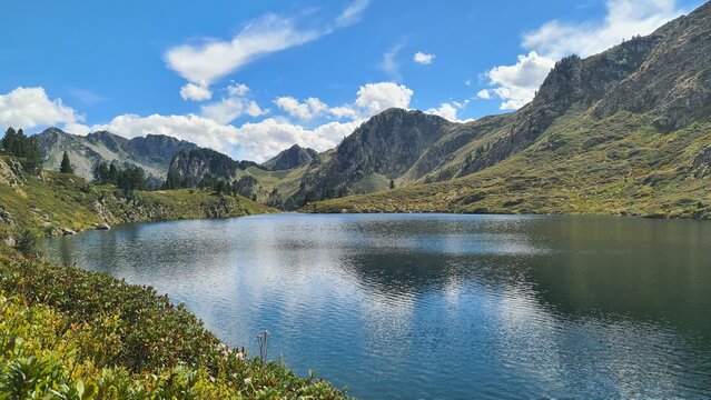 Sur la rive de l'&eacute;tang noir de Rabassoles (ou "&eacute;tang de Rabasolles haut"), fameux lac d'altitude et joyau naturel du "Petit Qu&eacute;bec ari&eacute;geois" (Domezan, Pyr&eacute;n&eacute;es ari&eacute;geoises)